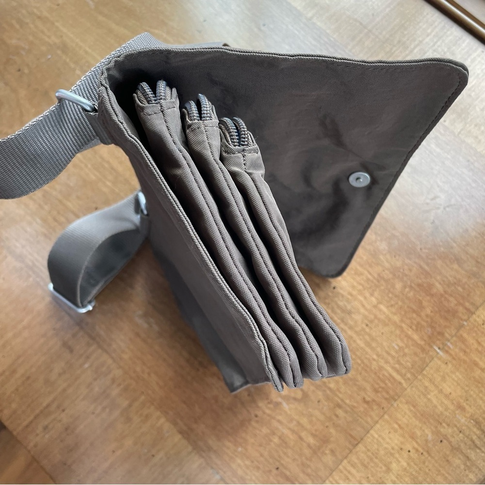 Baggallini Taupe Nylon Crossbody Bag Clever 3 Zip - Picture 7 of 12